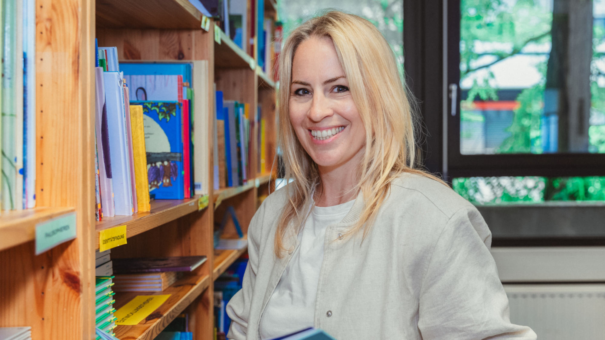 Jennifer Reiske neben einem Bücherregal
