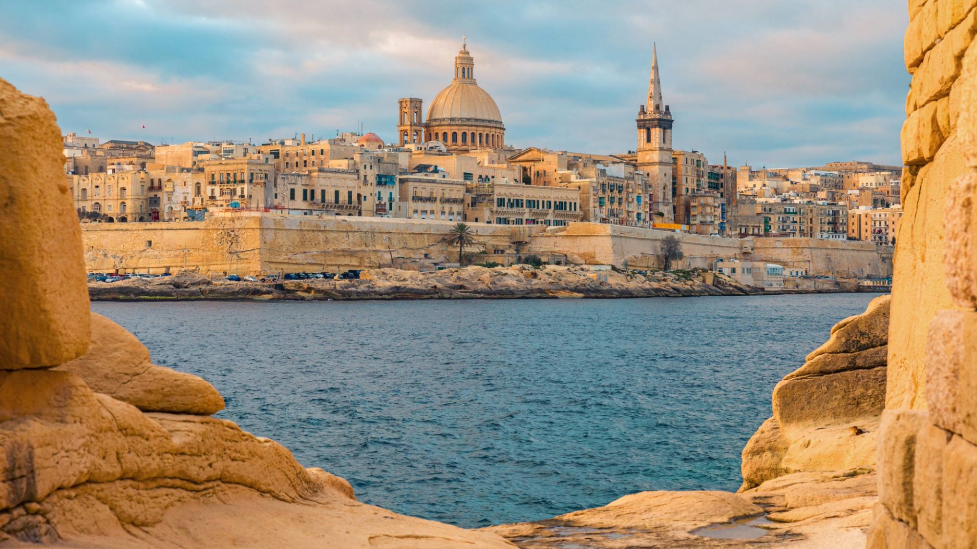 Ein Foto von der Skyline von Valletta, der Hauptstadt von Malta
