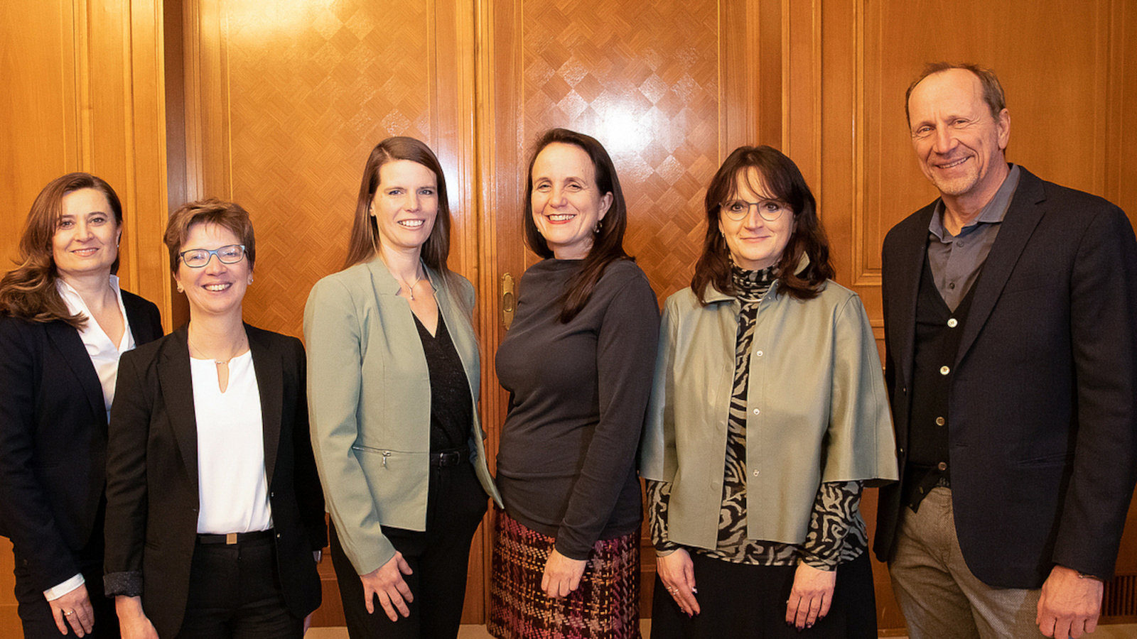 von links: Kerstin Hainle (stellvertretende Vorsitzende der unifreunde), Claudia Schilling (Senatorin für Wissenschaft und Häfen), Ann-Kathrin Rohde, Sabine Doff, Maren Petersen (Konrektorin), Carl Berninghausen (Berninghausen Stiftung)