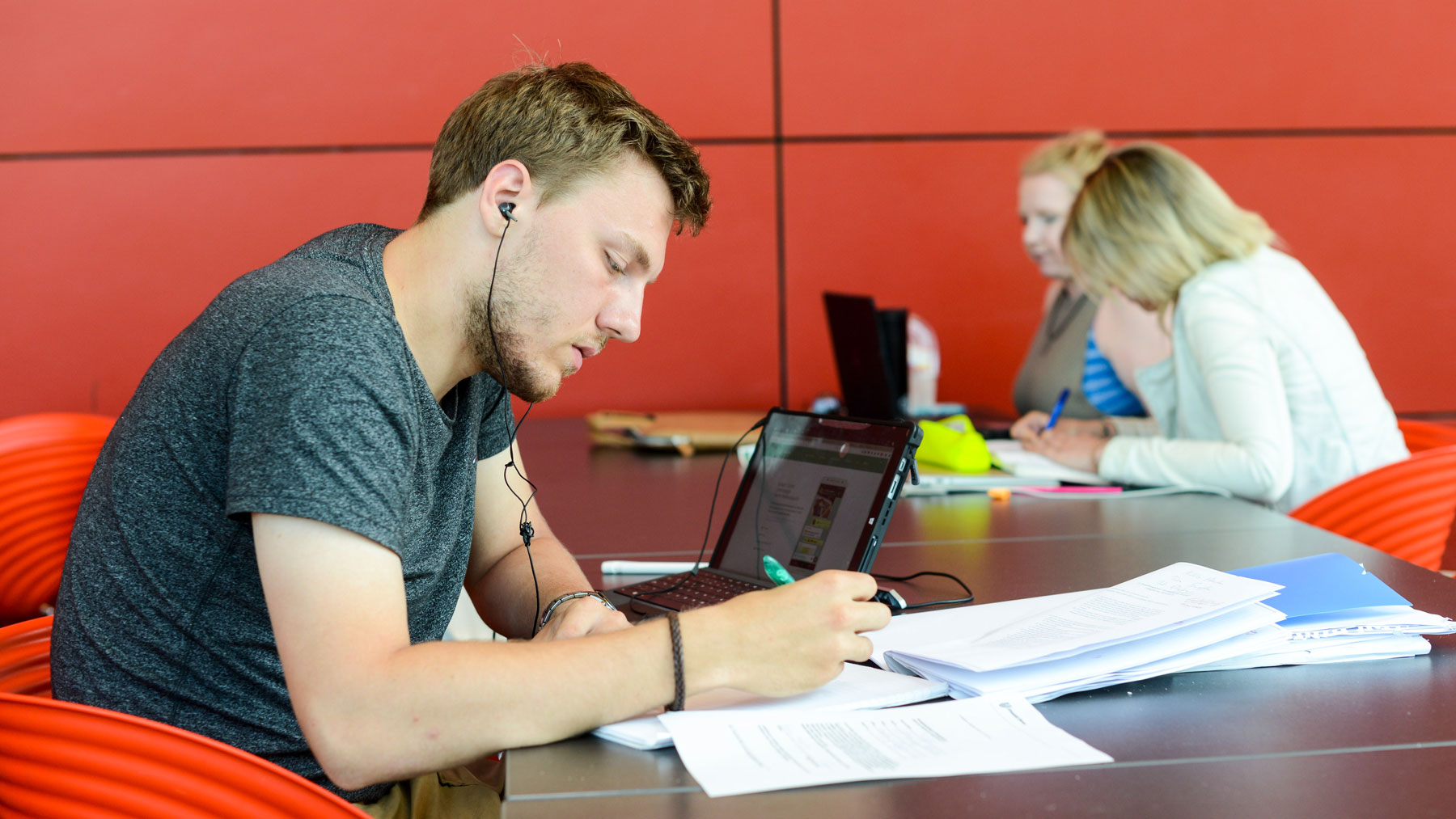 Student sitzt am Schreibtisch im MZH