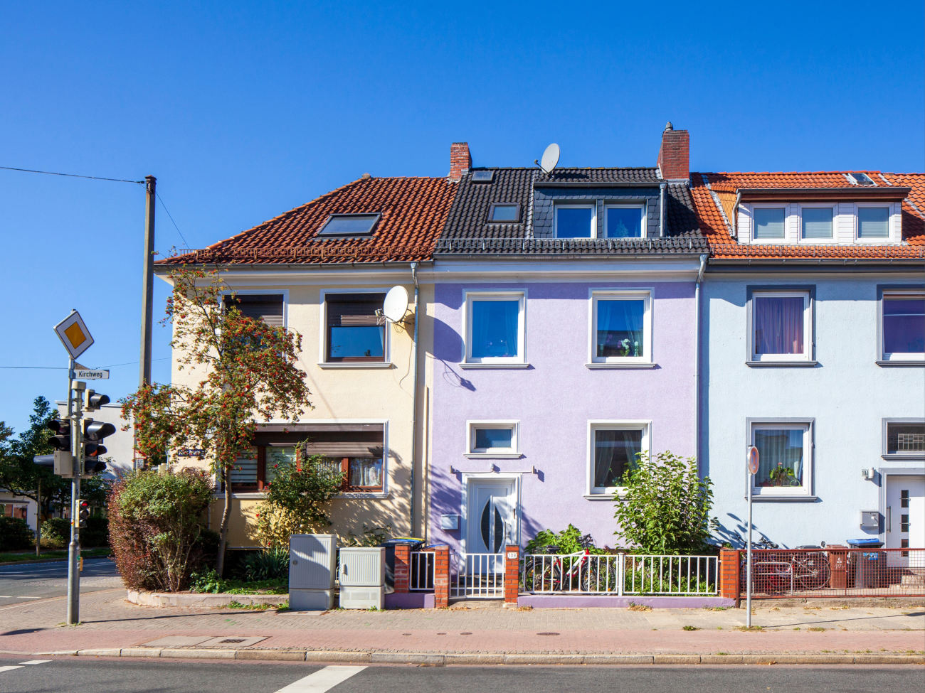 Ansicht einer bunten Häuserzeile in einer Straße der Bremer Neustadt.