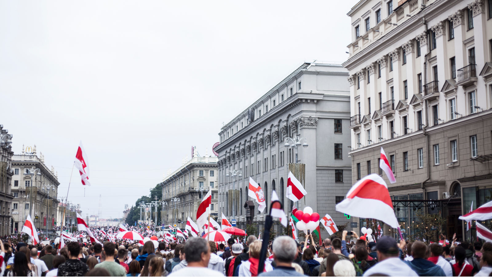 Protestzug mit Fahnen durch Minsk