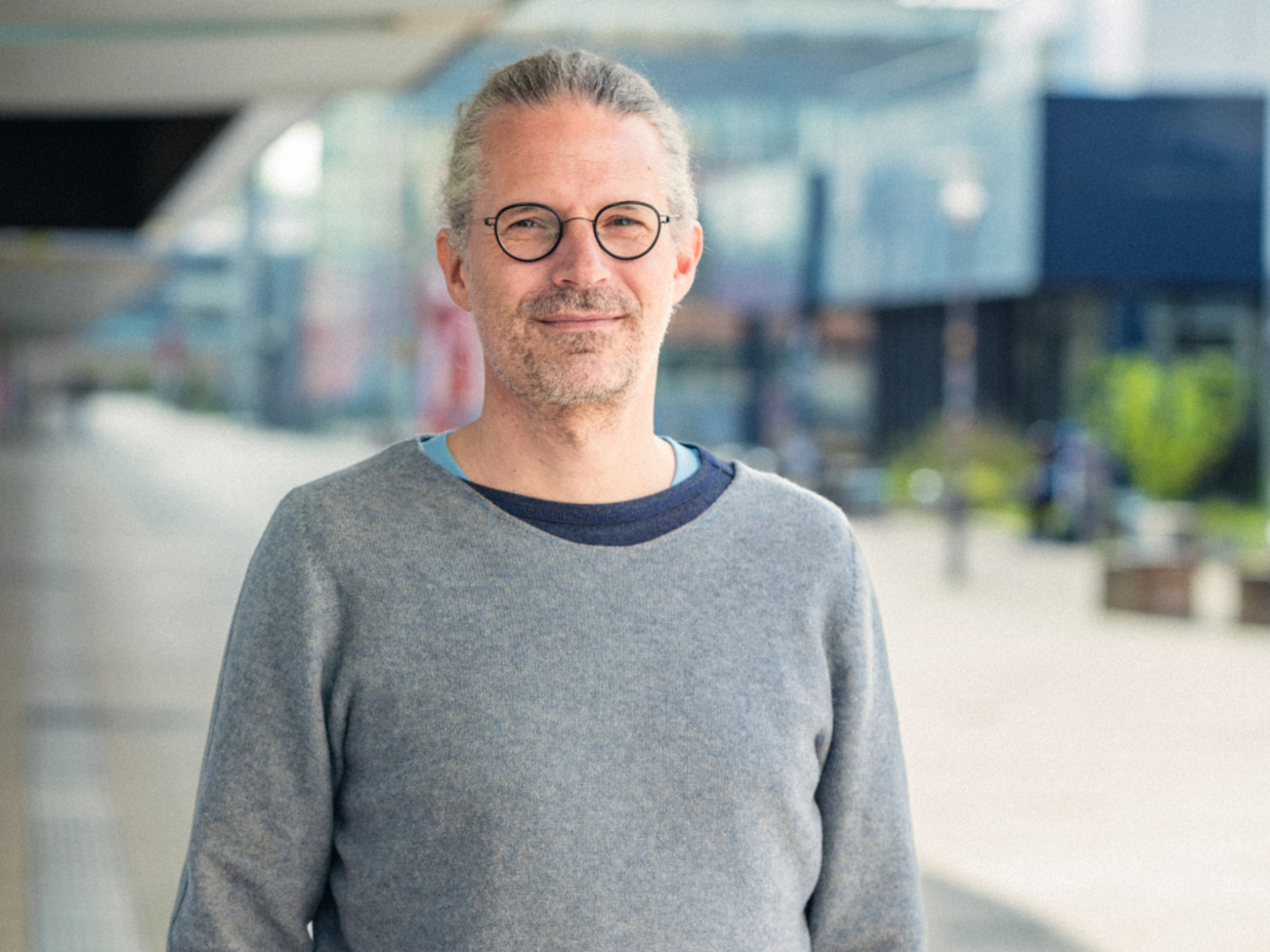 Marko Rohlfs steht auf dem Universitäts-Boulevard