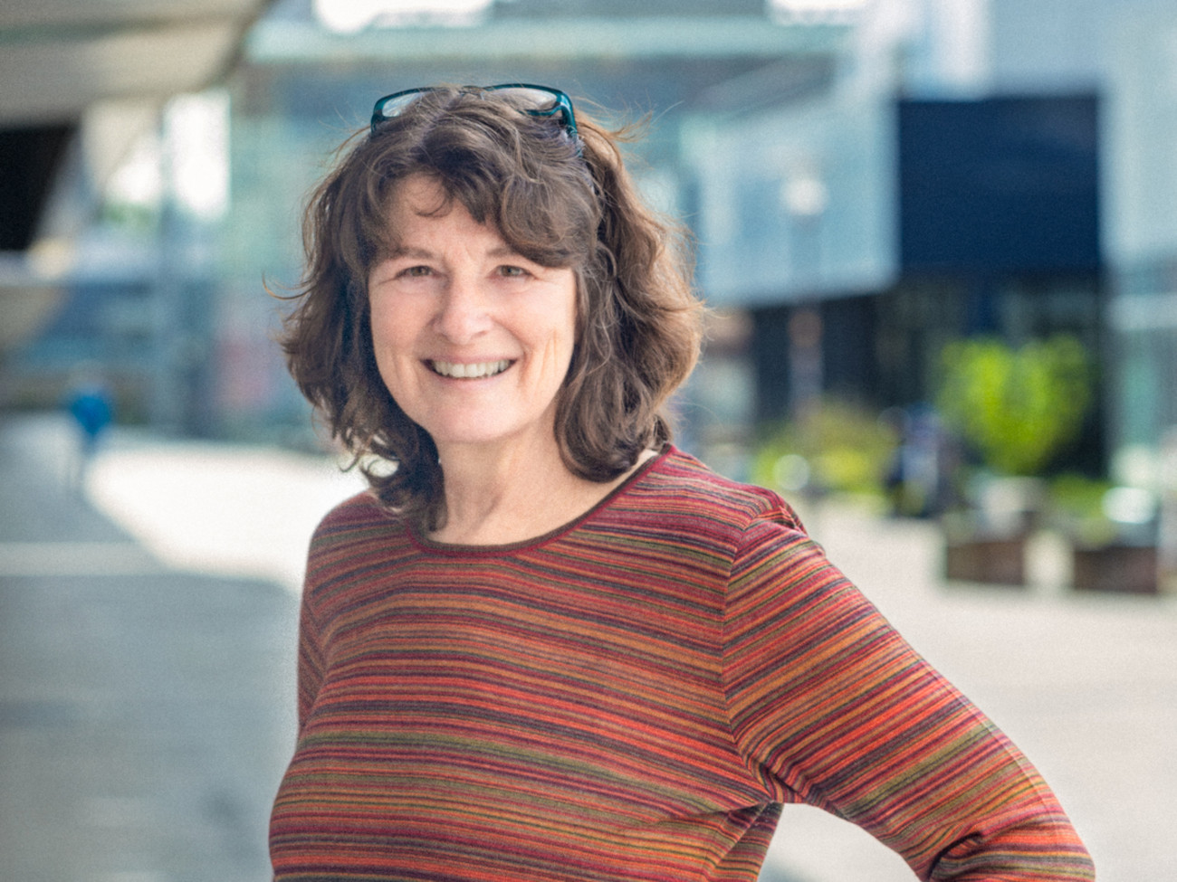 Ute Meyer steht auf dem Universitäts-Boulevard.