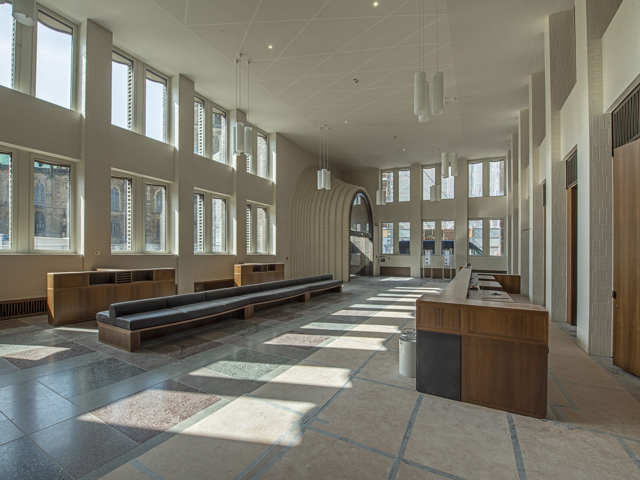Blick in die Kassenhalle in Richtung Haupteingang im Gebäude Forum am Domshof.