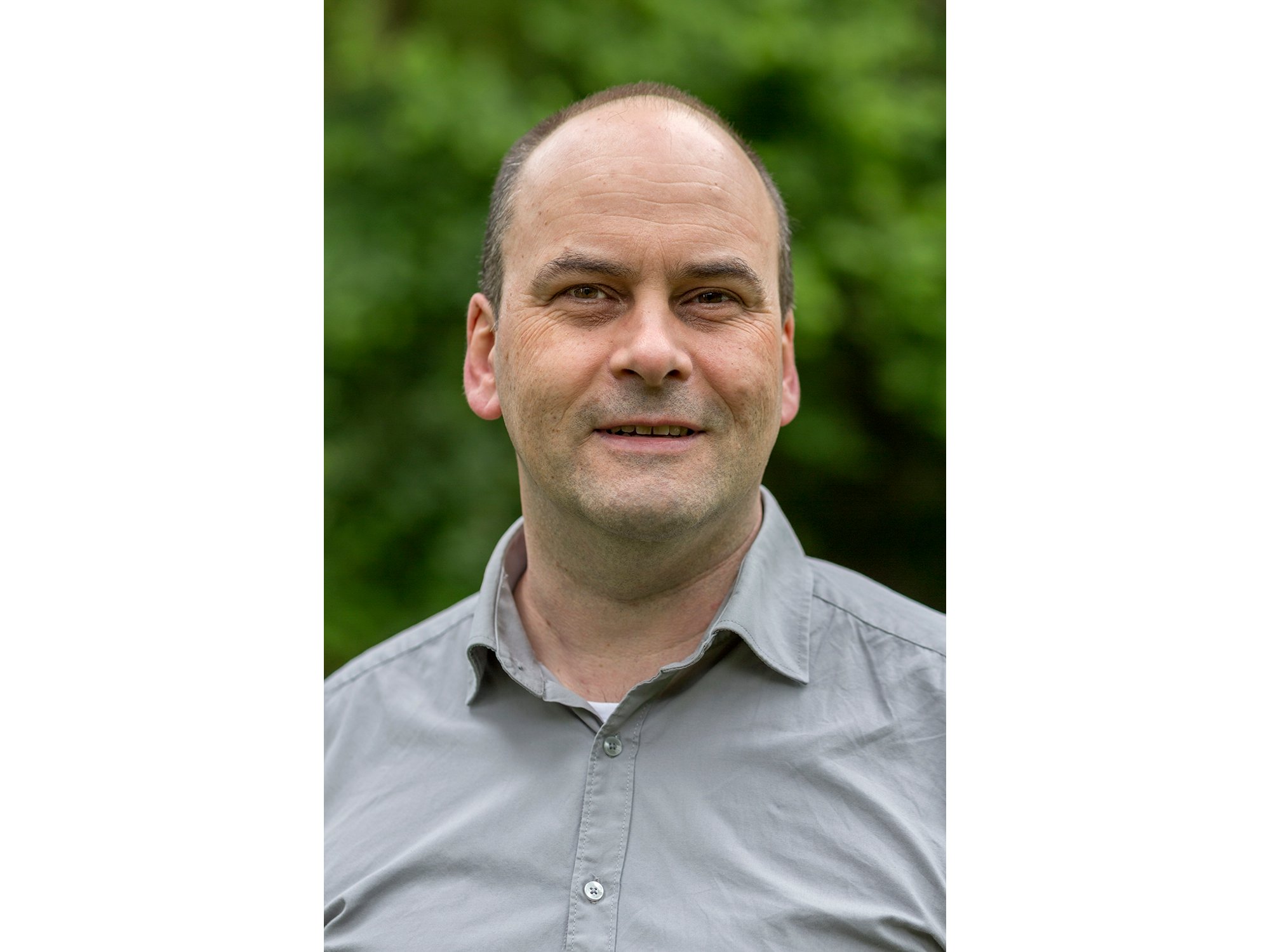 Ein Portraitfoto von einem Mann