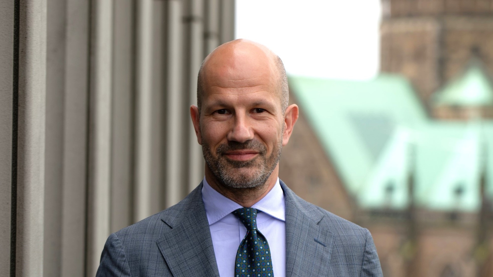 Ein Mann blickt in die Kamera.