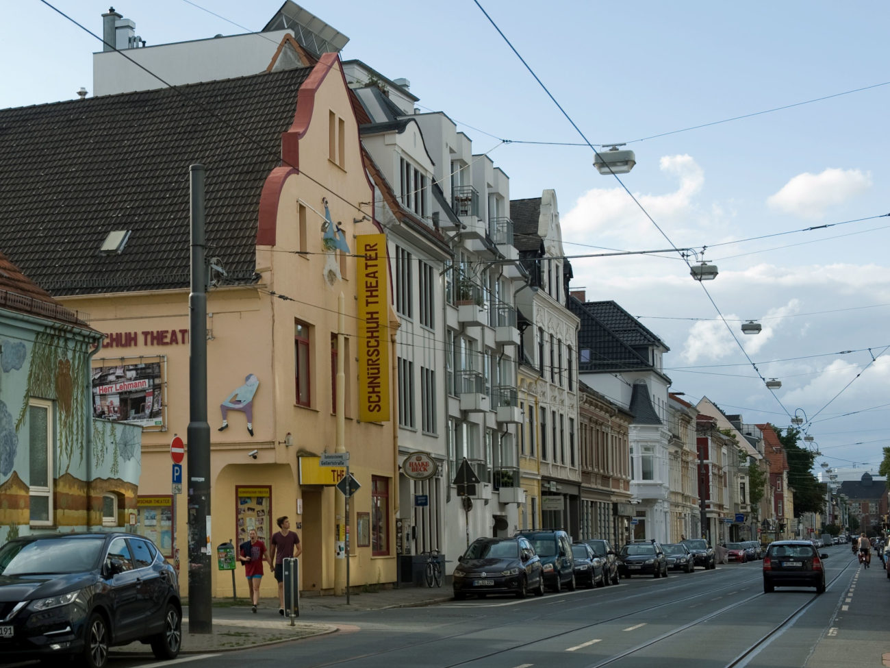 Häuserreihe in der Bremer Neustadt mit dem Schnürschuh Theater