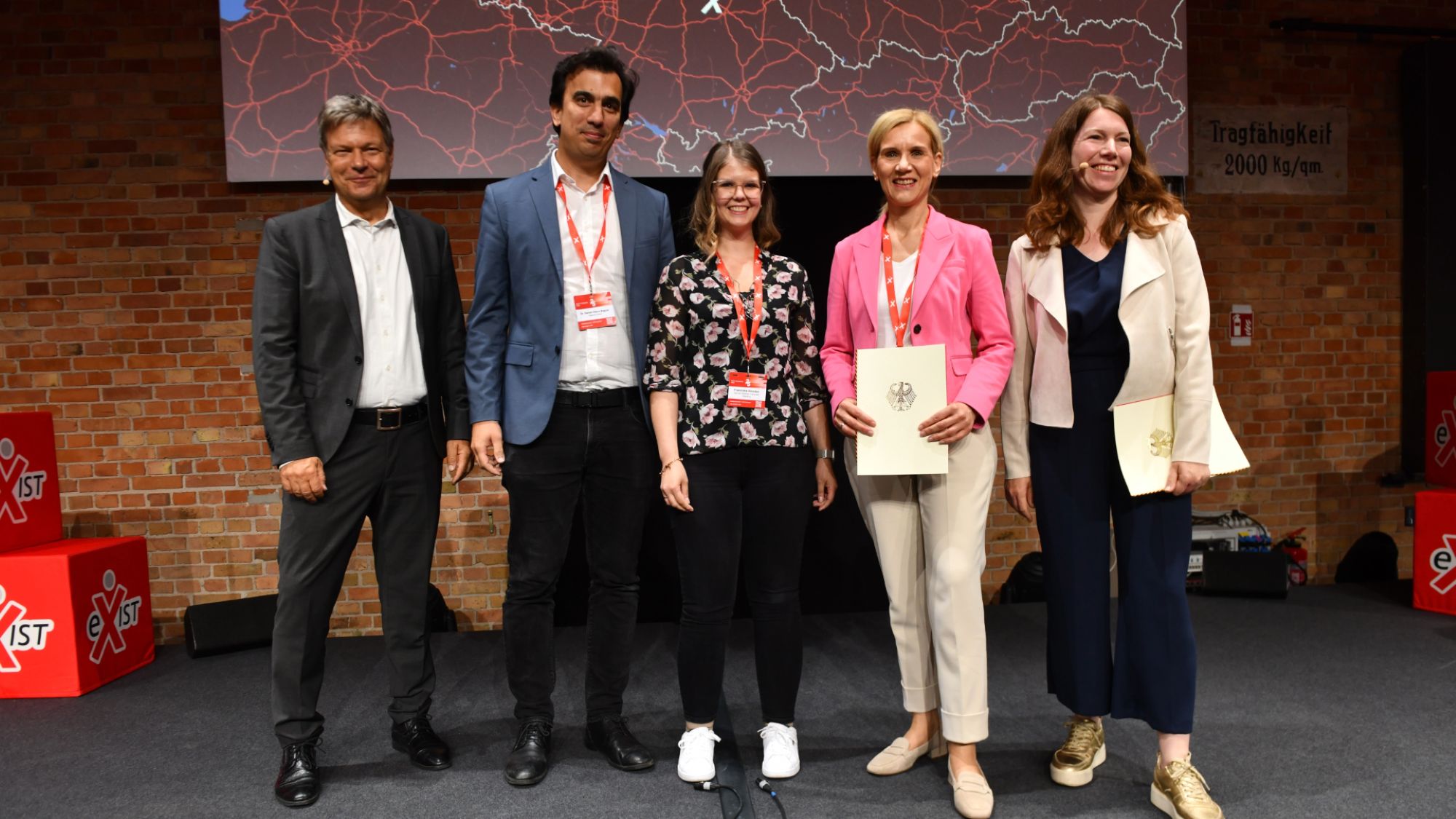 Wirtschaftsminister Robert Habeck, Dr. Daniel Otero Baguer (aisencia GmbH), Franziska Gloeden (Uni Oldenburg), Rektorin Jutta Günther (Uni Bremen), Anna Christmann (v.l.n.r.) stehen gemeinsam auf einer Bühne.