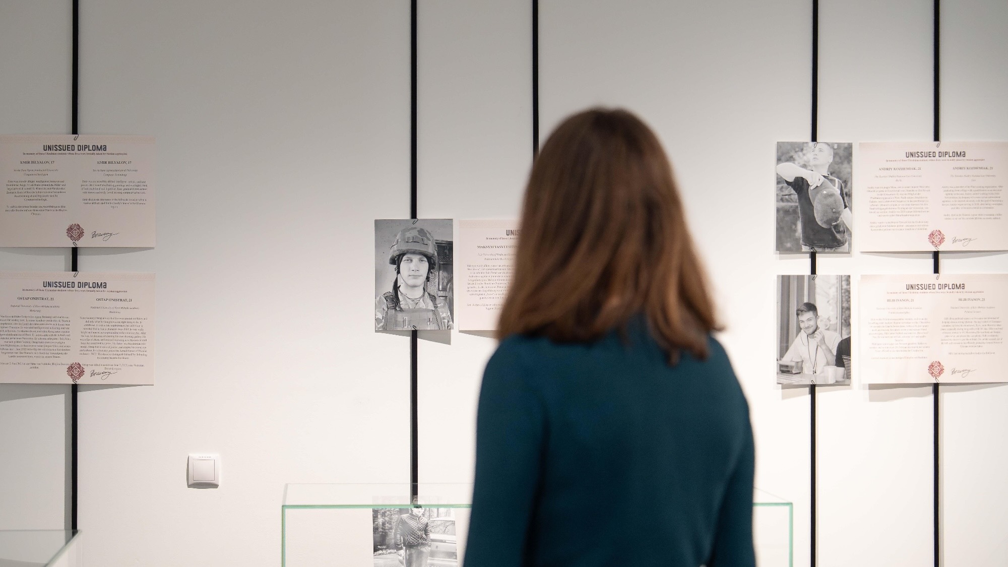 Bild einer Person, die vor einem Ausschnitt der Ausstellung 