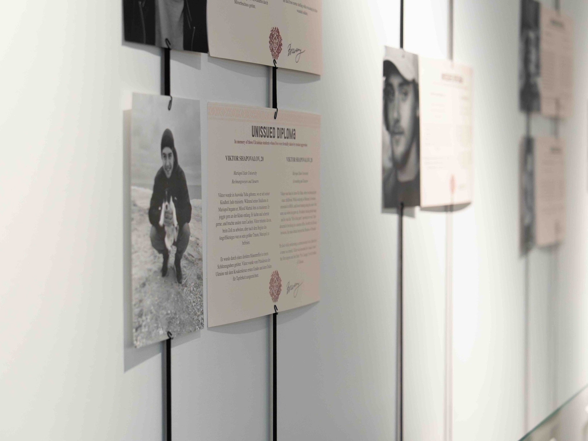 Ein Ausschnitt von den ausgehangen Bildern von verstorbenen Ukrainischen Studierenden mit ihren jeweiligen 